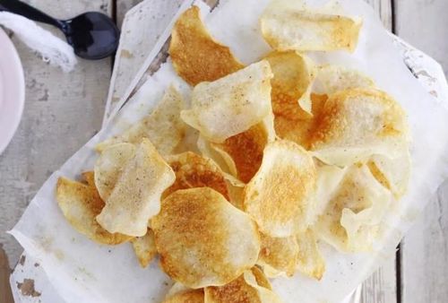 自制健康脆薯片 香酥可口不油膩，搭配秘制香醬餅袋，告別垃圾食品